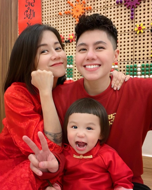 Dịp lễ Tết, cô thường cùng người yêu và con gái về Việt Nam.