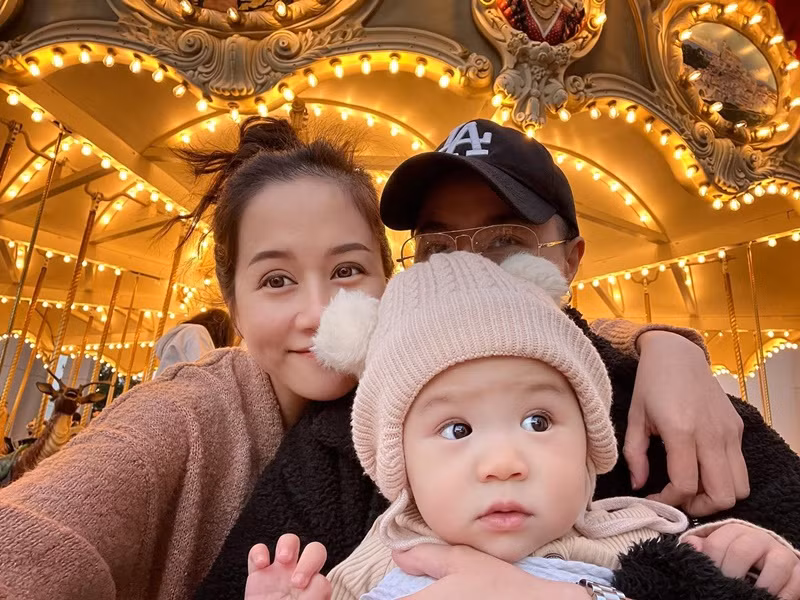 "Một chiếc ảnh gia đình nhân dịp Bay tròn 9 tháng tuổi, về cơ bản là ai cũng đẹp chỉ một người không thấy mặt nên cũng không chắc là có đẹp không nên không dám phát biểu liều. Thôi vui là được rồi", An Nguy chia sẻ trên trang cá nhân.