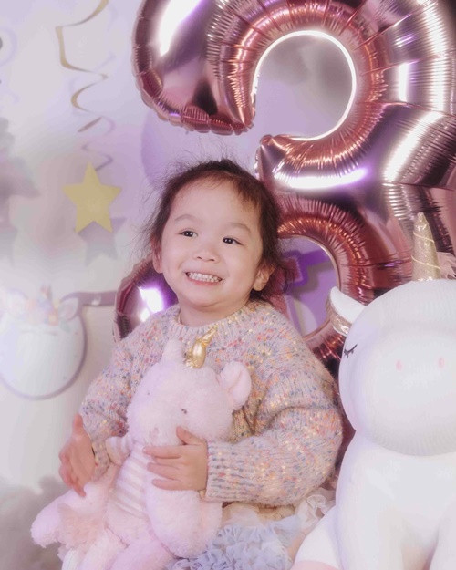 Con gái An Nguy càng lớn càng đáng yêu.