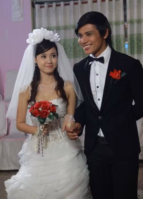 Midu mặc váy cưới trong phim Con trai con gái. Ảnh: Đời Sống Việt Nam.