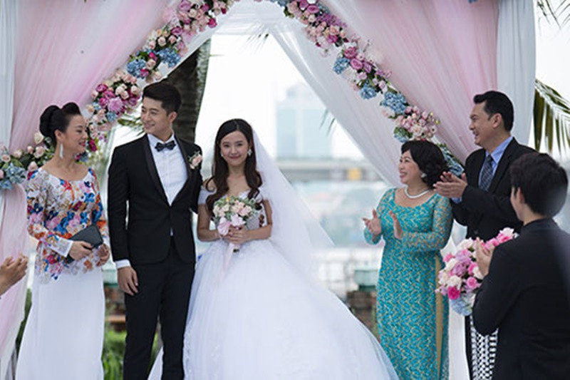 Cô sánh đôi bên Harry Lu trên màn ảnh. Ảnh: Khám Phá.