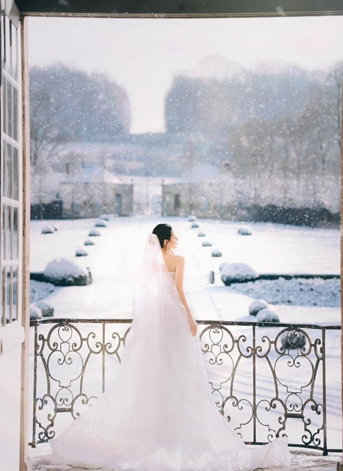 Ngày Midu chụp ảnh cưới, tuyết phủ trắng tòa lâu đài, tạo nên khung cảnh tuyệt đẹp cho bộ ảnh cưới của nữ diễn viên. Ảnh: FBNV.
