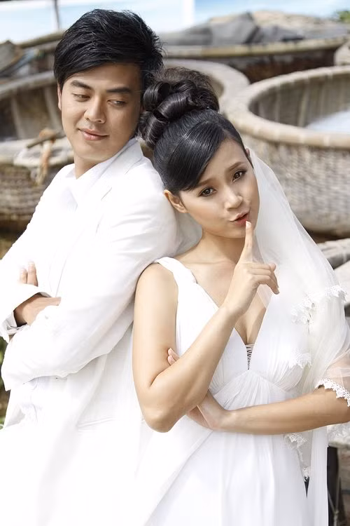 Midu gợi cảm trong chiếc váy cưới xẻ ngực sâu. Chú rể màn ảnh của cô là Tuấn Tú. Ảnh: Đời Sống Việt Nam.