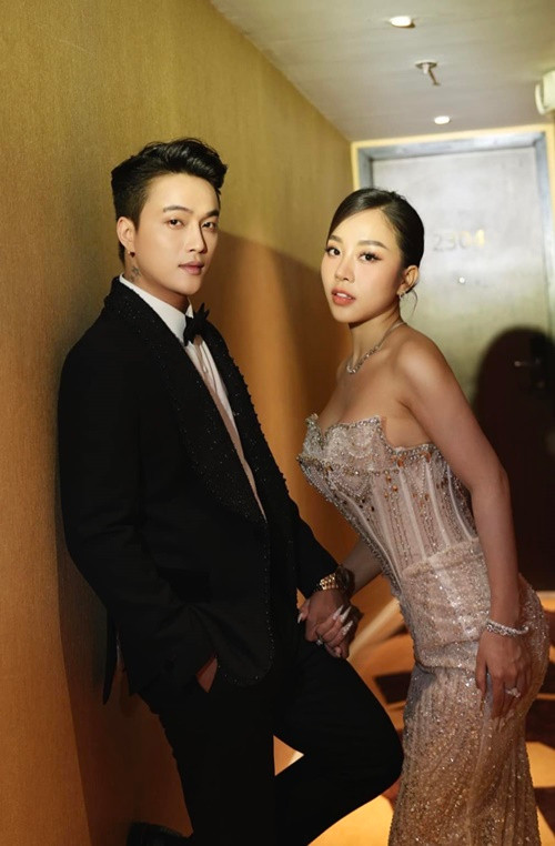 Sau thông báo sắp tổ chức hôn lễ, ca sĩ TiTi (nhóm HKT) và Tuyết Nhung công khai thể hiện tình cảm dành cho nhau.