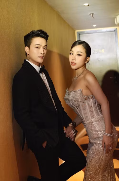 Sau thông báo sắp tổ chức hôn lễ, ca sĩ TiTi (nhóm HKT) và Tuyết Nhung công khai thể hiện tình cảm dành cho nhau.
