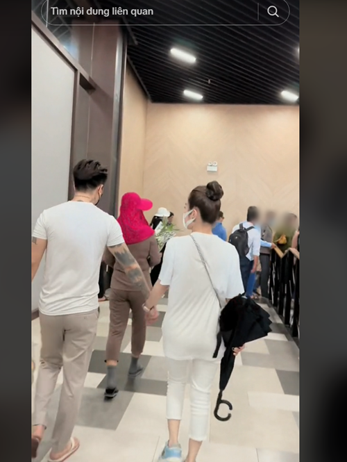 TiTi luôn ân cần chăm sóc Tuyết Nhung.