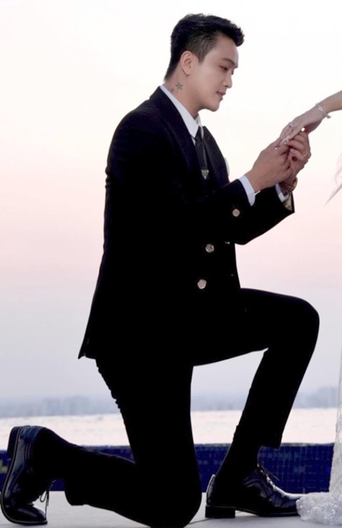 Nam ca sĩ từng úp mở chuyện tình cảm khi khoe ảnh cầu hôn.