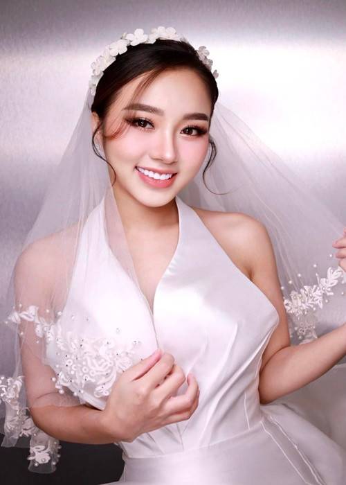 Trước thềm đám cưới, Tuyết Nhung cũng dành lời ngọt ngào cho TiTi. Cô viết: "Em đã thấy có bao nhiêu người phụ nữ muốn bước chân vào thế giới của anh. Nhưng cảm ơn vì anh đã chuẩn bị cả thế giới của mình để dành cho một người phụ nữ duy nhất là em bước vào".