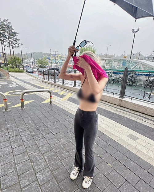 Nhiều cư dân mạng cho rằng cô nàng chiêu trò vì ăn mặc hở hang nơi đông người.