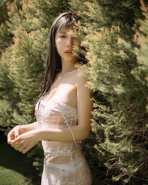 Hot girl người Thái Lan phô trọn thân hình chữ S trong chiếc váy mỏng manh.