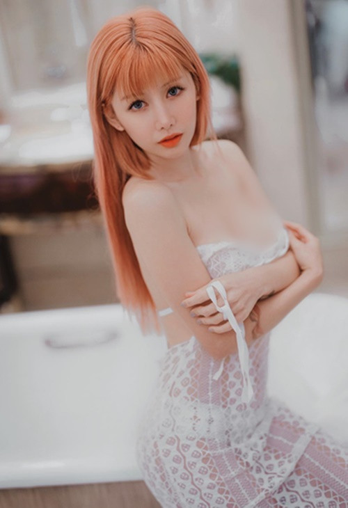 Cô nàng chẳng ngại ngần diện đồ thiếu vải.