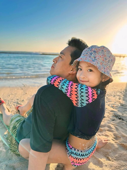 Lam Trường cùng vợ con đi tắm biển.