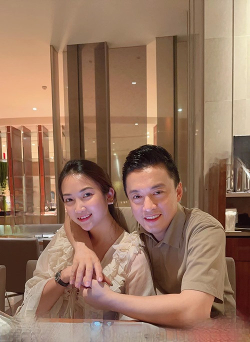 "May mắn là chúng tôi đứng bên cạnh nhau cũng "hợp nhãn", bởi hình thức và cách nói chuyện của tôi trẻ trung. Thêm nữa, vợ tôi lại có suy nghĩ chững chạc so với tuổi", Lam Trường chia sẻ trên Dân Trí.