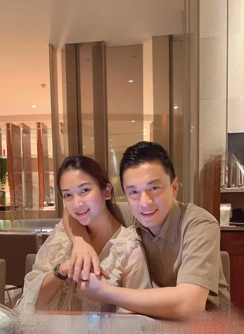 "May mắn là chúng tôi đứng bên cạnh nhau cũng "hợp nhãn", bởi hình thức và cách nói chuyện của tôi trẻ trung. Thêm nữa, vợ tôi lại có suy nghĩ chững chạc so với tuổi", Lam Trường chia sẻ trên Dân Trí.