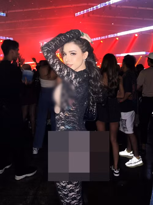 Monica còn chuộng mặc xuyên thấu phối ren.