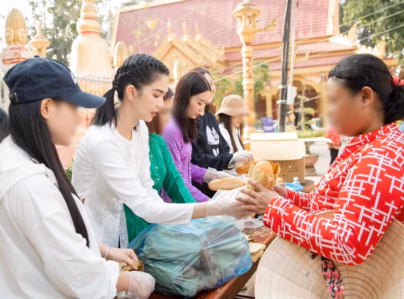 Diện trang phục giản dị, Ngọc Trinh vẫn nổi bật.