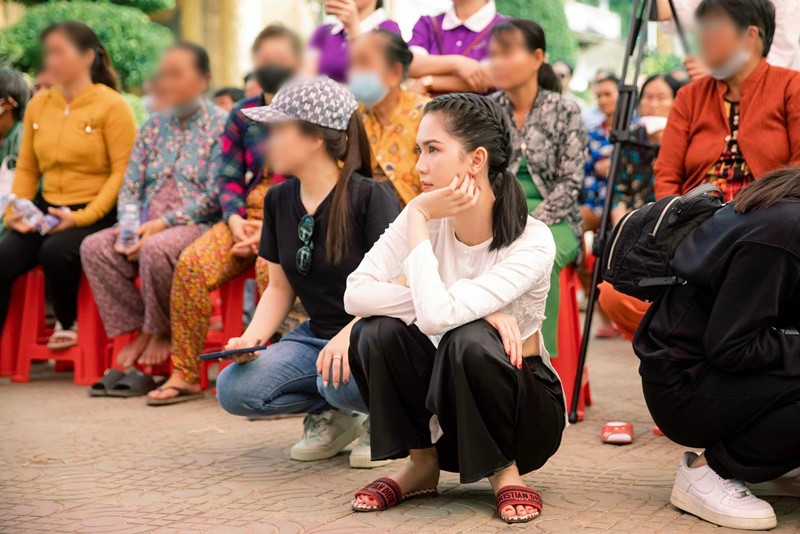 Năm 2019, cựu người mẫu Trang Trần cho biết Ngọc Trinh quyên góp 150 triệu để xây nhà ăn cho các cụ tại mái ấm tình thương. Năm 2016, Ngọc Trinh chuyển khoản 150 triệu đồng vào tài khoản từ thiện để giúp đỡ bà con miền Trung của MC Phan Anh.