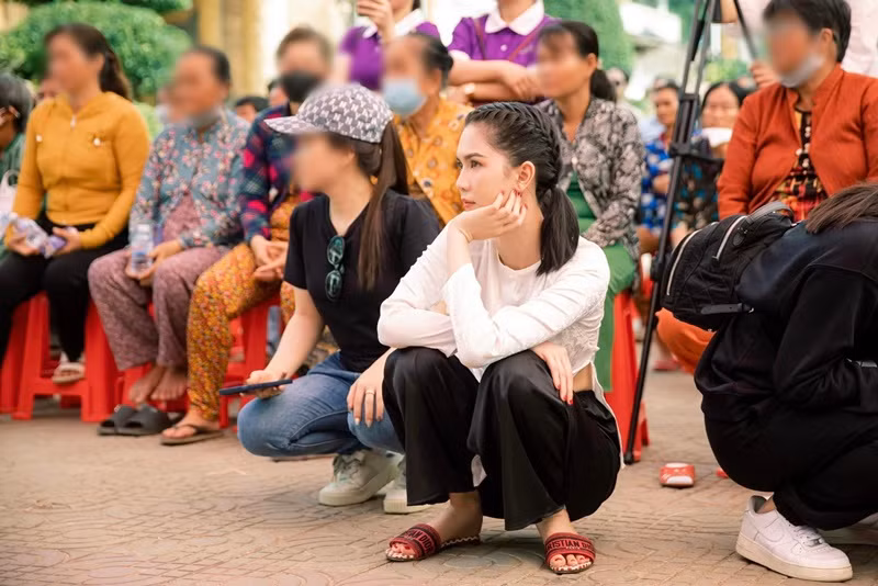 Năm 2019, cựu người mẫu Trang Trần cho biết Ngọc Trinh quyên góp 150 triệu để xây nhà ăn cho các cụ tại mái ấm tình thương. Năm 2016, Ngọc Trinh chuyển khoản 150 triệu đồng vào tài khoản từ thiện để giúp đỡ bà con miền Trung của MC Phan Anh.