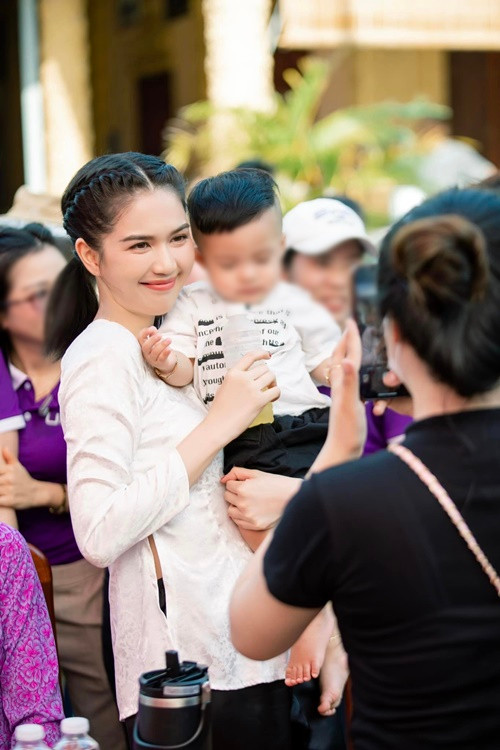 Cô vui đùa cùng trẻ nhỏ.