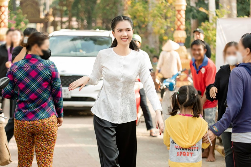 Chân dài gốc Trà Vinh luôn vui vẻ, tràn đầy năng lượng trong hoạt động từ thiện.