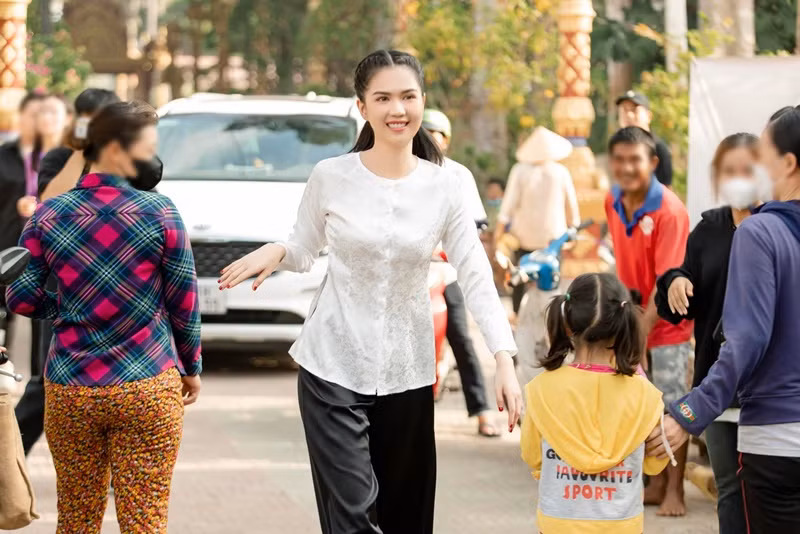 Chân dài gốc Trà Vinh luôn vui vẻ, tràn đầy năng lượng trong hoạt động từ thiện.