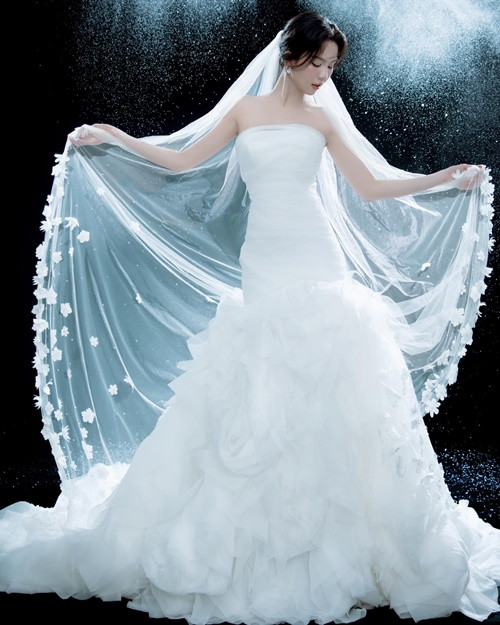 Nữ người mẫu diện váy cưới cúp ngực.