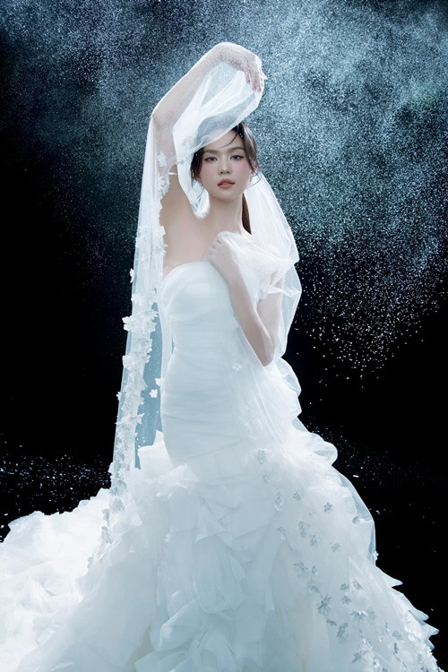 Ngọc Trinh viết úp mở: "Tháng 2 có nắng. Tháng 3 có gió. Tháng 4 em có anh".