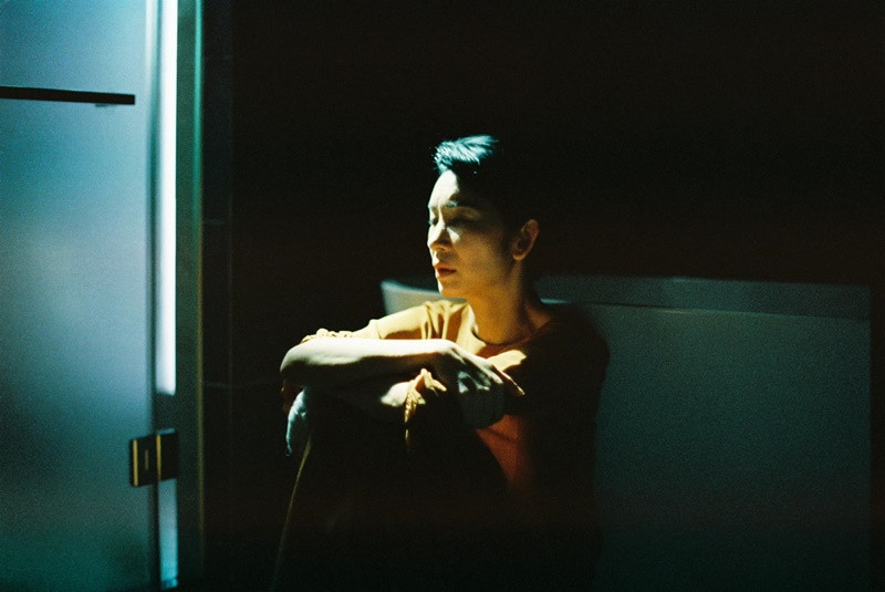 “Cái cảm giác ngâm mình trong thuốc tẩy là cảm giác tôi đã trải qua thực sự trong cuộc sống khi phát hiện ra mình chung chồng cùng lúc với 2 người phụ nữ khác suốt 3 năm trời mà không hay biết. Cảm giác đó rất kinh tởm. Đó chính là cảm giác bà của Dương khi nhớ tới nụ hôn với chồng, khi chứng kiến chồng mình và con dâu ngoại tình”, Xuân Lan bày tỏ. Ảnh: FBNV.