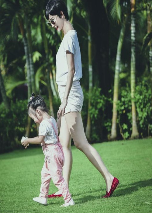 Trong một talkshow, Xuân Lan tôn trọng bố của bé Thỏ nên gửi tin nhắn thông báo muốn công khai con. Tuy nhiên, tình cũ đòi photoshop hình bé Thỏ để không ai nhận ra bé. Ảnh: FBNV.