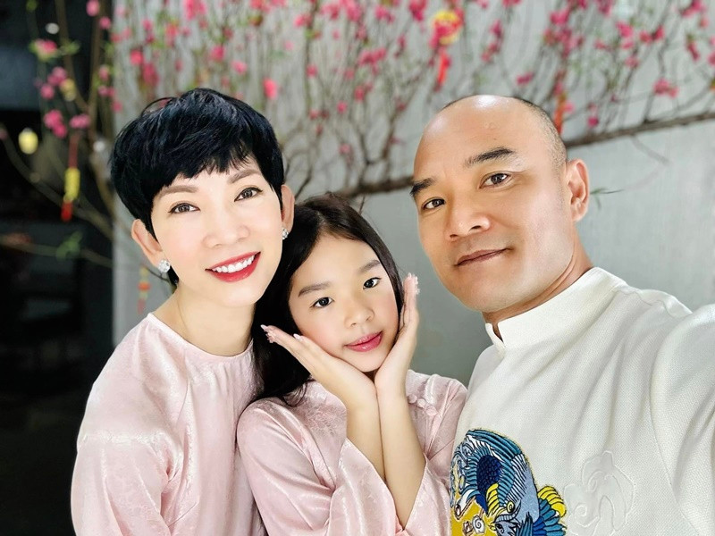 Xuân Lan kết hôn với đạo diễn Ngọc Lâm năm 2020. Trong chương trình Người kết nối, đạo diễn Ngọc Lâm tiết lộ, vợ chồng anh gặp nhau trong buổi casting và sau đó nhắn tin trên Facebook. “Hai ngày sau tôi ra Hà Nội gặp Lan và hai tháng sau cưới nhau luôn", Ngọc Lâm cho hay. Ảnh: FBNV.