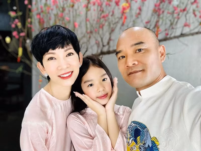 Xuân Lan kết hôn với đạo diễn Ngọc Lâm năm 2020. Trong chương trình Người kết nối, đạo diễn Ngọc Lâm tiết lộ, vợ chồng anh gặp nhau trong buổi casting và sau đó nhắn tin trên Facebook. “Hai ngày sau tôi ra Hà Nội gặp Lan và hai tháng sau cưới nhau luôn", Ngọc Lâm cho hay. Ảnh: FBNV.