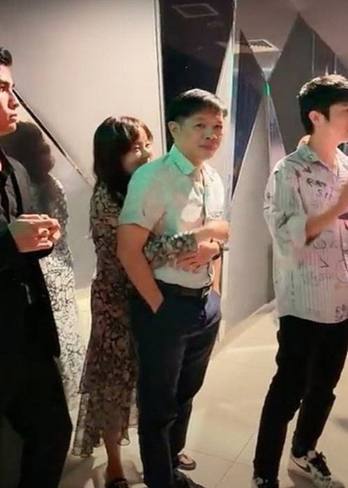 Vợ chồng Thái Hòa nắm tay, ôm nhau không rời tại một sự kiện. Ảnh: Thế Giới Điện Ảnh.