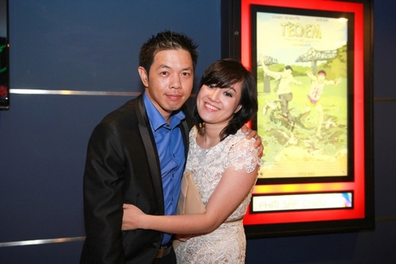 Thái Hòa liên tục xuất hiện tình tứ bên vợ. Ảnh: Znews.