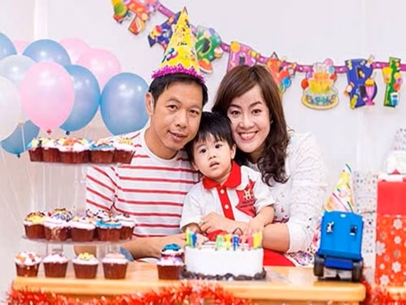 Khi không đi đóng phim, Thái Hòa đưa vợ con đi du lịch, cùng vợ tập thể dục, đưa con đi học. Ảnh: Vietnamnet.