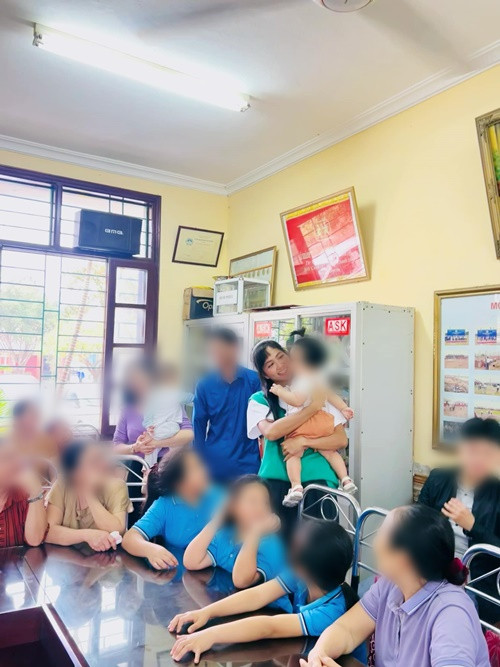 Bản thân H'hen Niê chưa có chia sẻ liên quan đến nghi vấn bí mật kết hôn. Trên fanpage, nàng hậu chỉ đăng tải hình ảnh đến thăm Làng trẻ em SOS Thanh Hóa. Ảnh: FBNV.