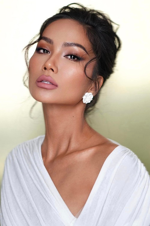 Tháng 10/2022, H'hen Niê đăng tải ảnh chụp bức thư điện tử cô nhận được từ một đơn vị có nhu cầu tài trợ trang phục khi cô lấy chồng. Nàng hậu bất ngờ trước tin đồn sắp cưới. Ảnh: FBNV.