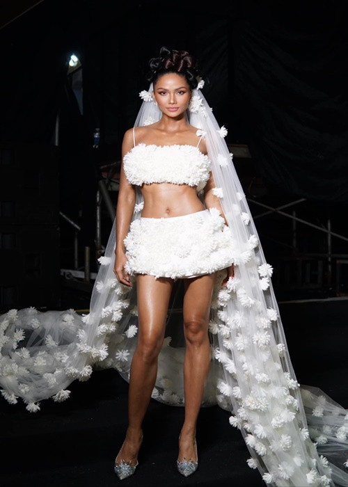 H’hen Niê nhanh chóng thanh minh, sức khỏe của cô không tốt do việc ăn uống, ngủ nghỉ không điều độ vì quá bận rộn. Để lấy lại năng lượng, H’hen Niê về quê. Tuy nhiên, một số người hâm mộ vẫn bán tín bán nghi tin đồn H’hen Niê mang thai. Ảnh: FBNV.