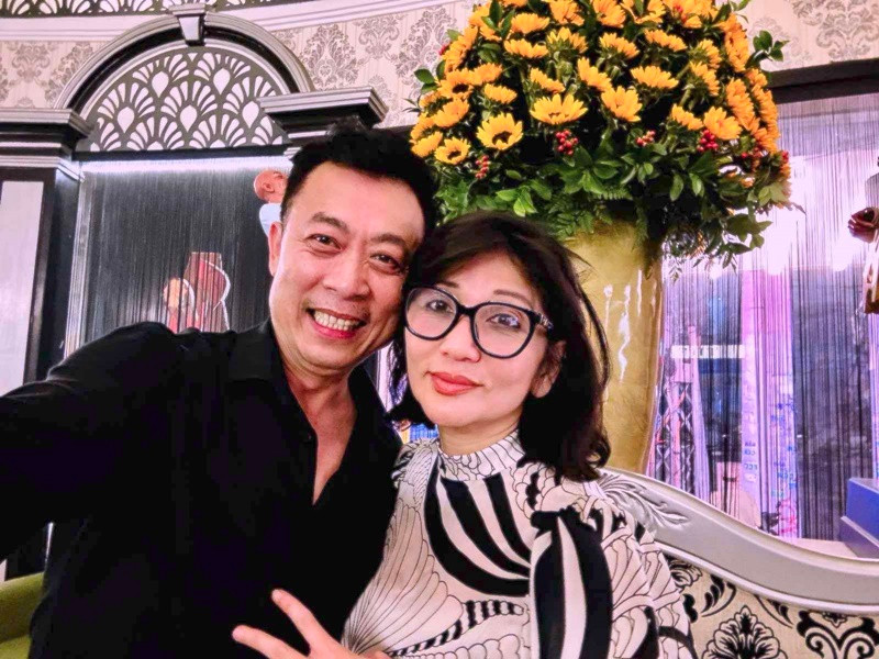 Nam danh hài biết ơn vợ và luôn tâm niệm làm cho bà xã hạnh phúc hơn để bù đắp cho những gì cô hy sinh. Ảnh: FBNV.