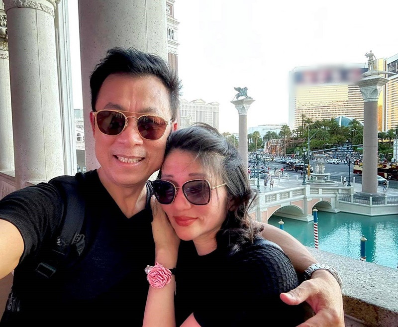 Vợ chồng Vân Sơn vẫn mặn nồng dù 34 năm chung sống. Ảnh: FBNV.