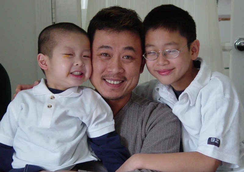 Vân Sơn bên các con trai ngày còn nhỏ. Ảnh: FBNV.