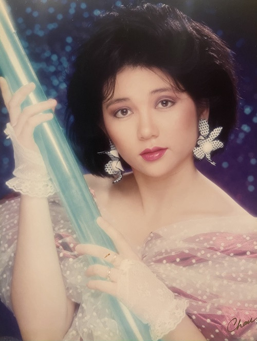 Vợ Vân Sơn tên Thụy, sở hữu nhan sắc xinh đẹp. Nam danh hài từng khoe bà xã xinh đẹp ngày còn trẻ. “Các bạn, đây là tấm hình của người đẹp tôi chụp 31 năm trước. Bây giờ người đẹp thì còn đây mà cái cây cầm trên tay thì không biết giấu ở đâu rồi? Tôi tìm hoài mà không thấy, có ai biết ở đâu không", Vân Sơn viết. Ảnh: FBNV.