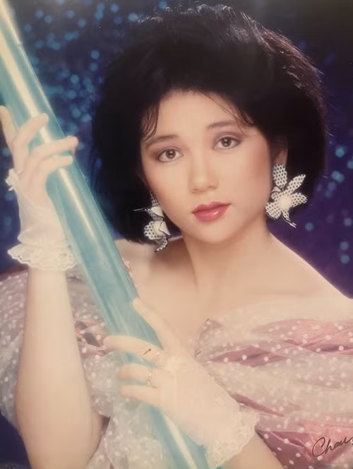 Vợ Vân Sơn tên Thụy, sở hữu nhan sắc xinh đẹp. Nam danh hài từng khoe bà xã xinh đẹp ngày còn trẻ. “Các bạn, đây là tấm hình của người đẹp tôi chụp 31 năm trước. Bây giờ người đẹp thì còn đây mà cái cây cầm trên tay thì không biết giấu ở đâu rồi? Tôi tìm hoài mà không thấy, có ai biết ở đâu không", Vân Sơn viết. Ảnh: FBNV.