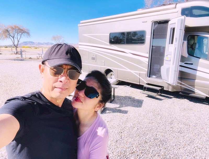 Vân Sơn khen vợ kiên nhẫn, chịu đựng giỏi và hết lòng đứng sau lưng ủng hộ để anh yên tâm hoạt động nghệ thuật. Ảnh: FBNV.