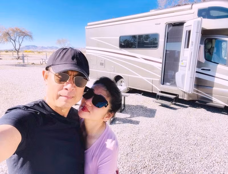 Vân Sơn khen vợ kiên nhẫn, chịu đựng giỏi và hết lòng đứng sau lưng ủng hộ để anh yên tâm hoạt động nghệ thuật. Ảnh: FBNV.