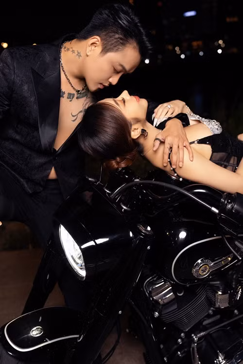 Cặp đôi tạo dáng tình tứ bên nhau trên xe. Ảnh: Arttimes.