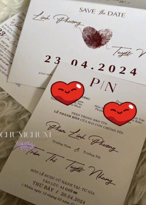 Thiệp đám cưới của nam ca sĩ có thiết kế khá đơn giản. Ảnh: Saostar.