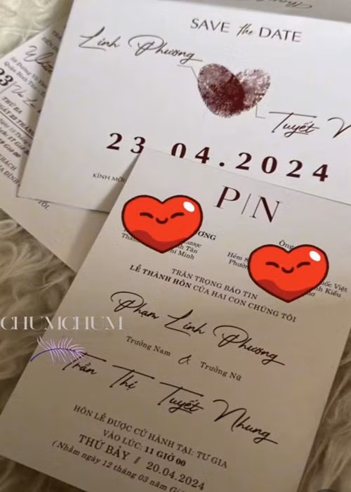 Thiệp đám cưới của nam ca sĩ có thiết kế khá đơn giản. Ảnh: Saostar.