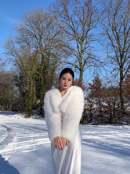 Vào tháng 1/2024, Midu liên tục đăng tải loạt ảnh ở Pháp. Đây có lẽ là thời điểm Midu và bạn trai chụp ảnh cưới.