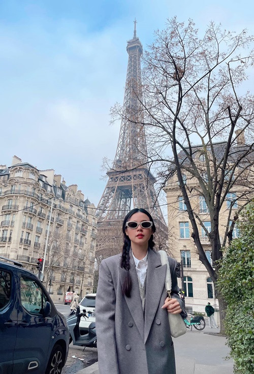 Người đẹp tranh thủ khám phá thành phố trong chuyến đi chụp ảnh cưới.