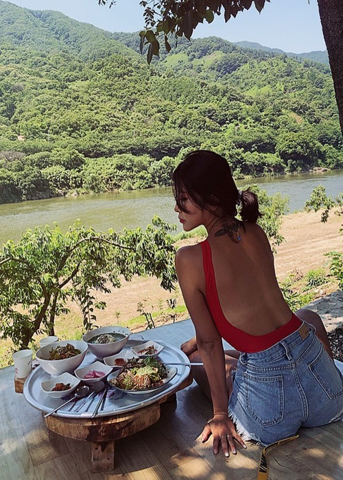 Kim Geung-jeong đang làm huấn luyện viên múa cột.